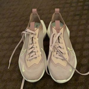 Women’s Nike tennis shoes